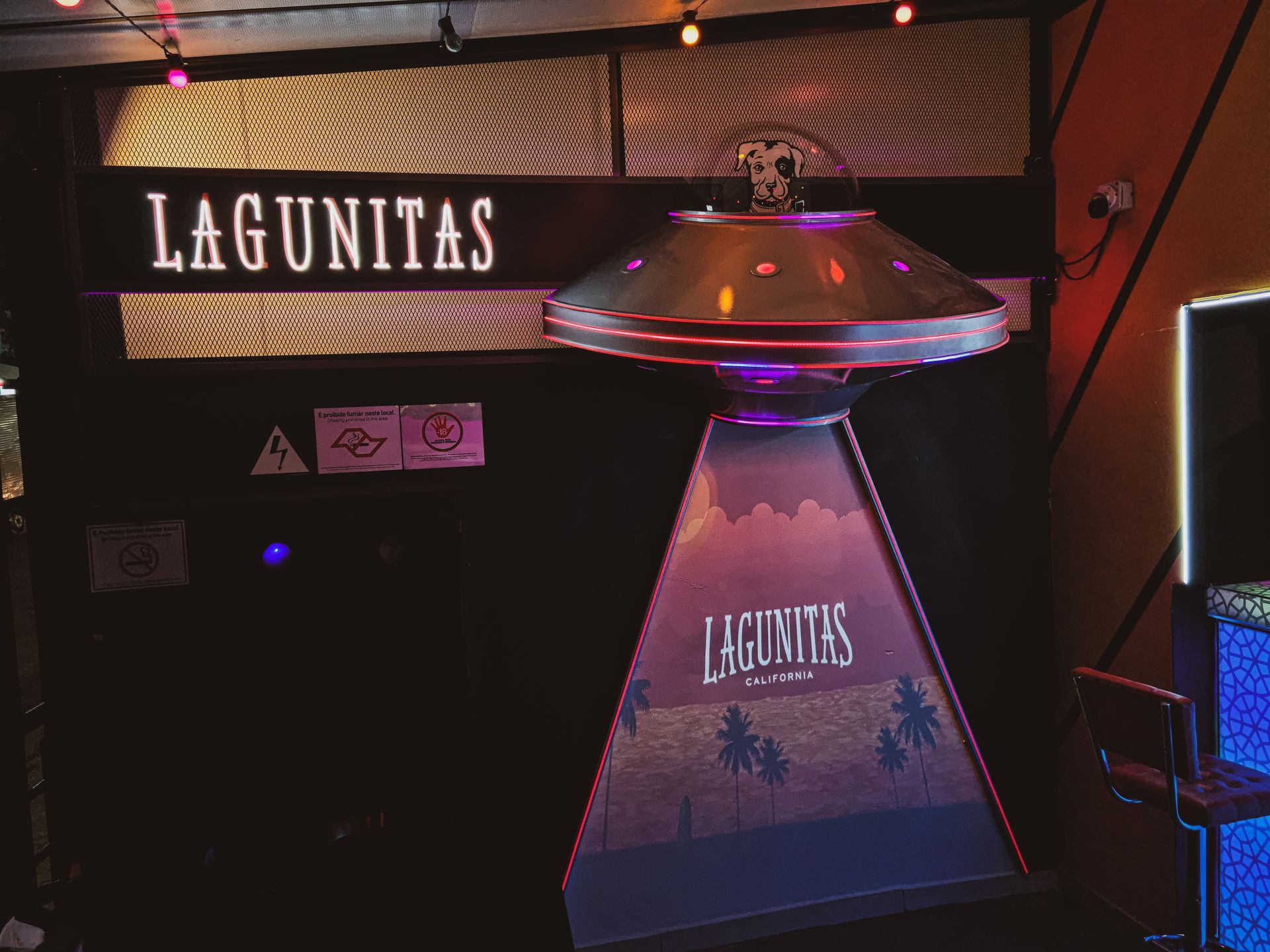 Uma sala com uma placa que diz lagunitas