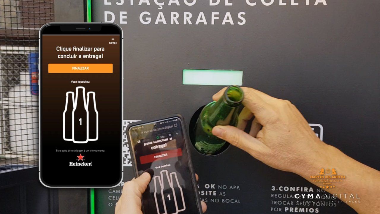 Uma pessoa está segurando uma garrafa em frente a uma placa que diz estação de garrafas