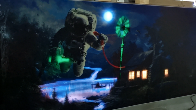 Uma pintura de um astronauta voando no espaço com um moinho de vento ao fundo.