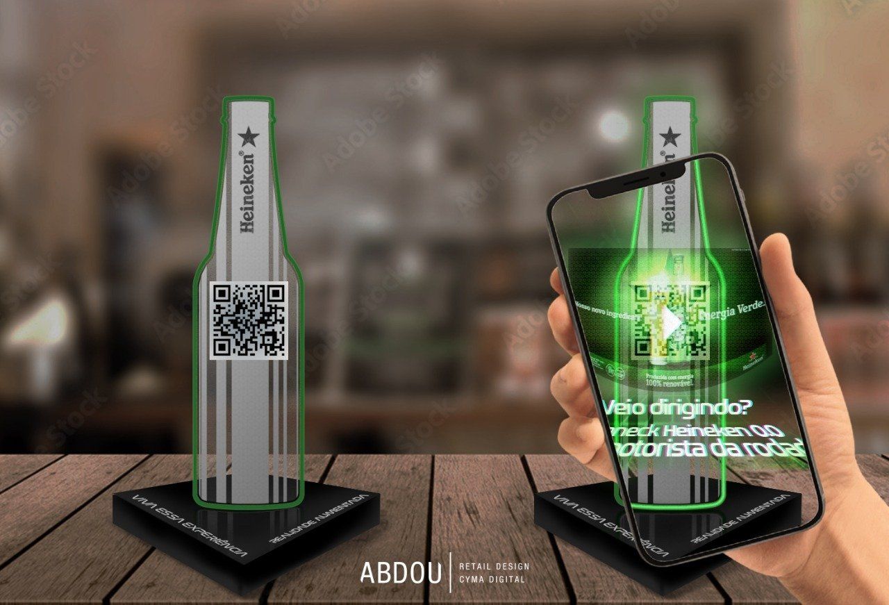 Uma pessoa está segurando um celular com uma garrafa de Heineken nele.