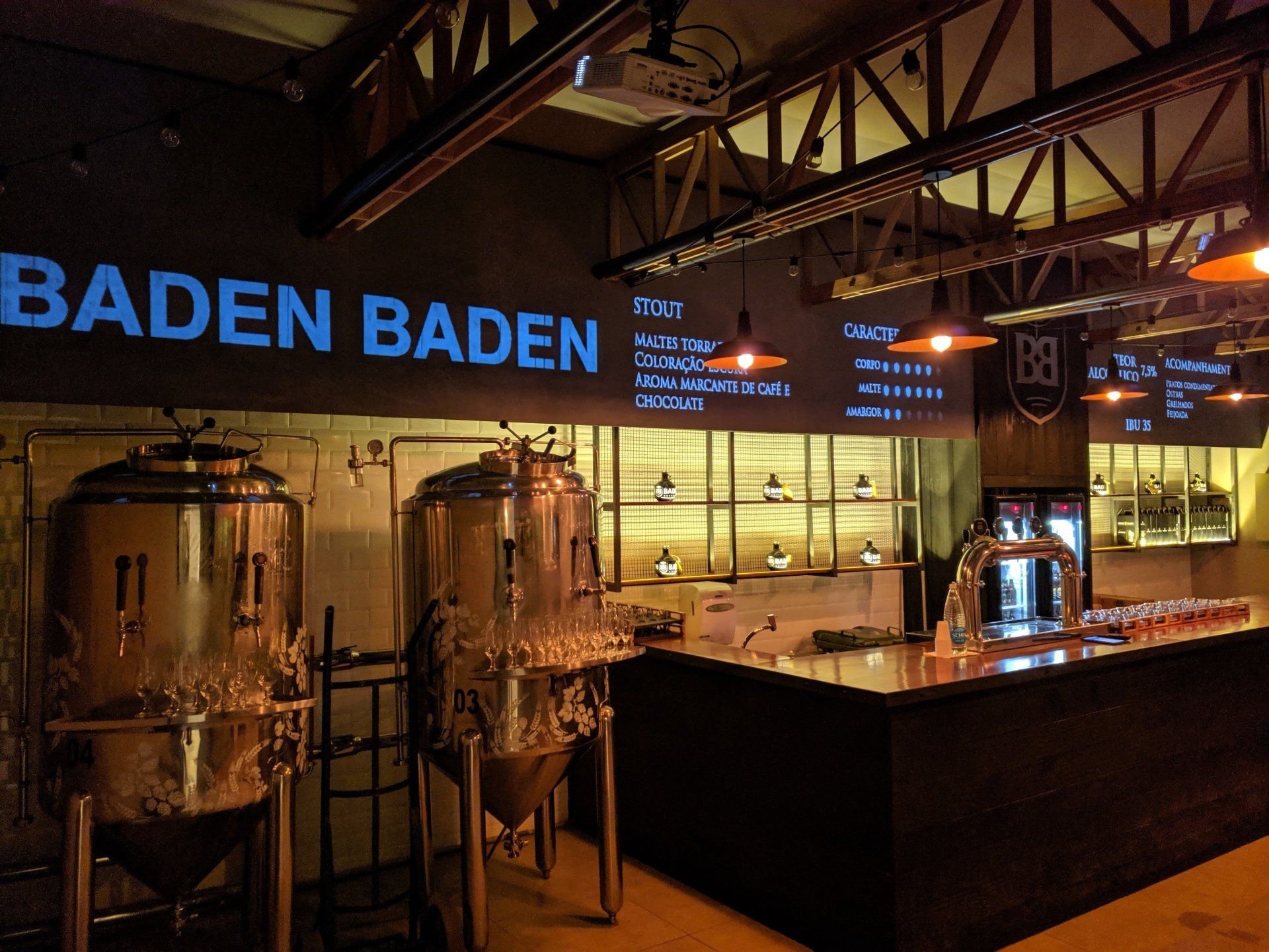 Uma cozinha com uma placa que diz baden baden