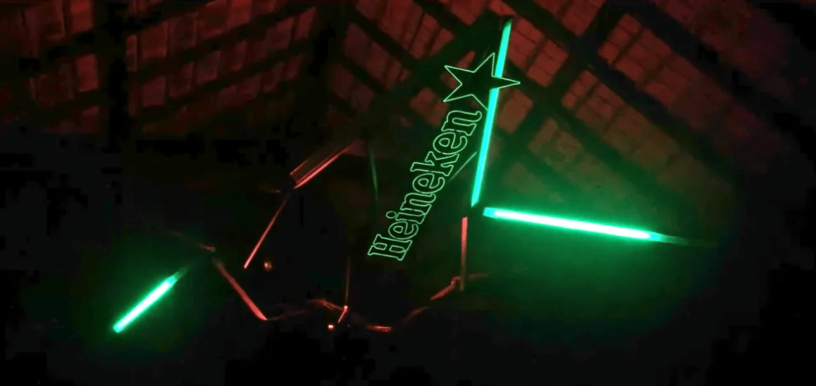 Um sabre de luz verde está em um quarto escuro.