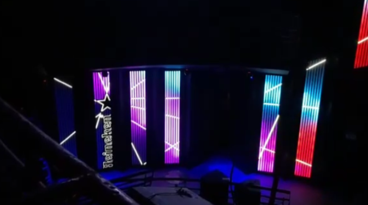 Um palco com muitas luzes e uma placa que diz heineken.