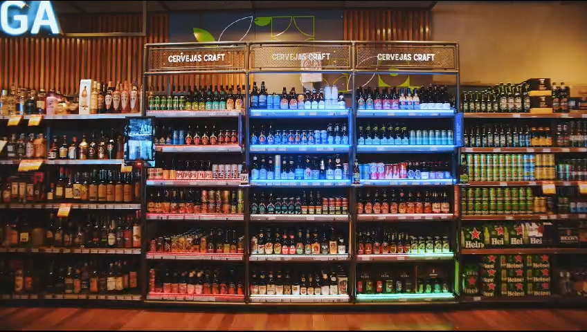 Um supermercado cheio de garrafas e latas de cerveja