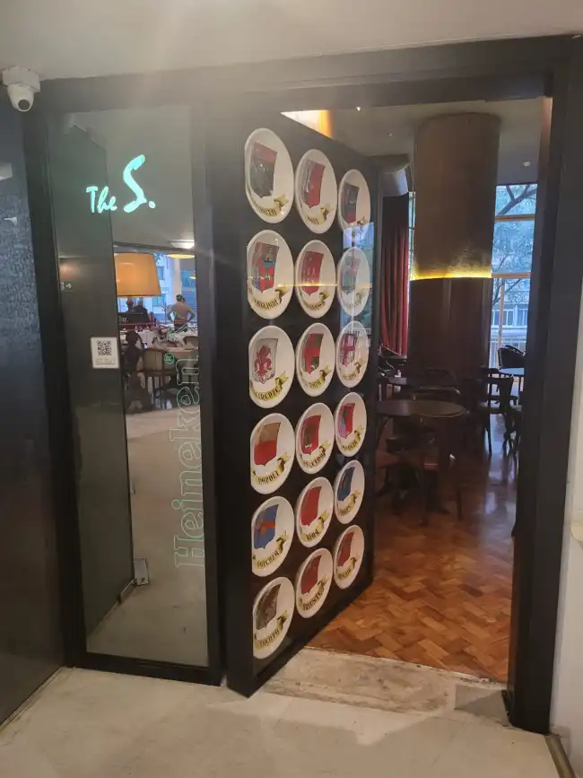 Um restaurante com uma grande porta aberta e com muitas fotos nela.