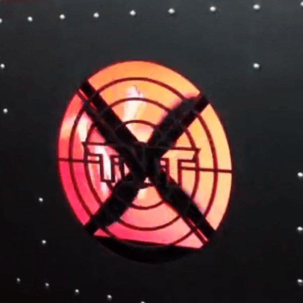 Um alvo vermelho e laranja com uma cruz no meio