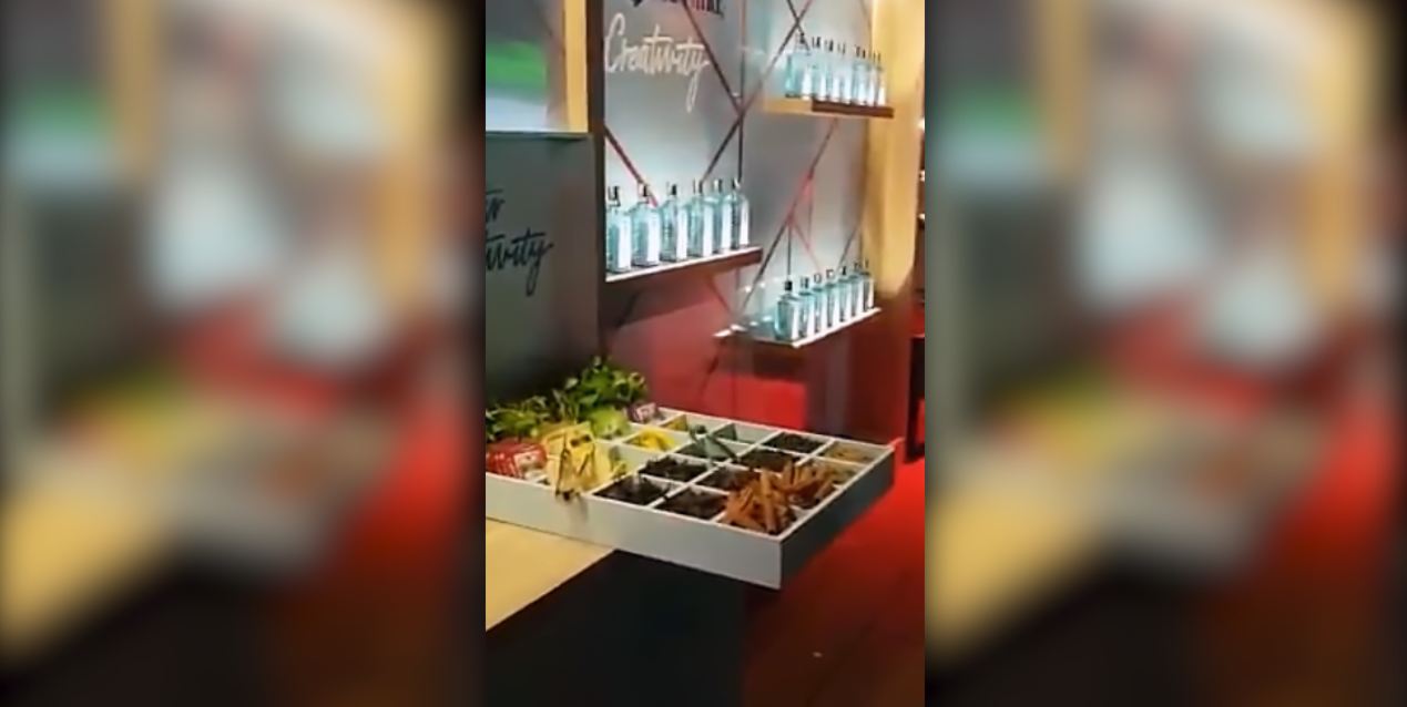 Uma bandeja de comida está sobre uma mesa em uma sala.