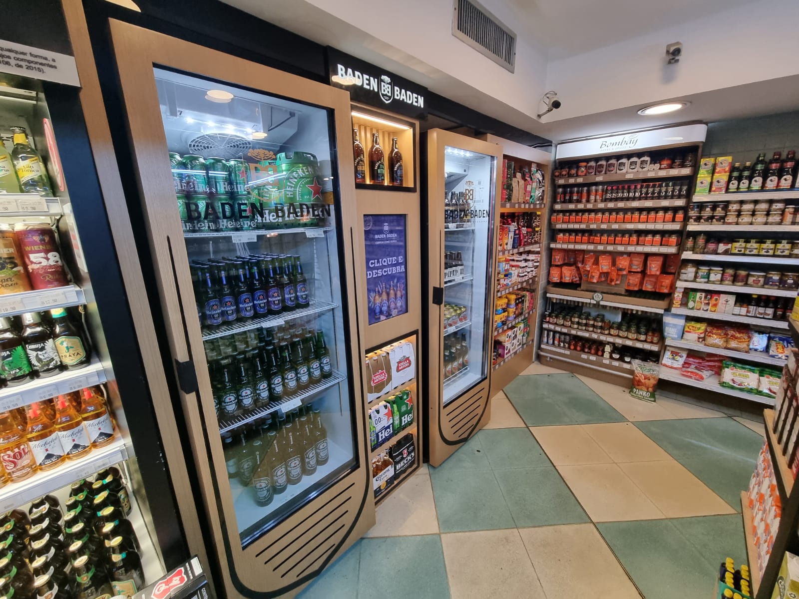 Um supermercado cheio de bebidas e comidas.