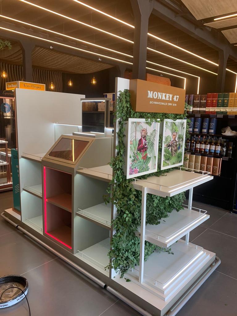 Uma loja com muitas prateleiras e uma placa que diz 