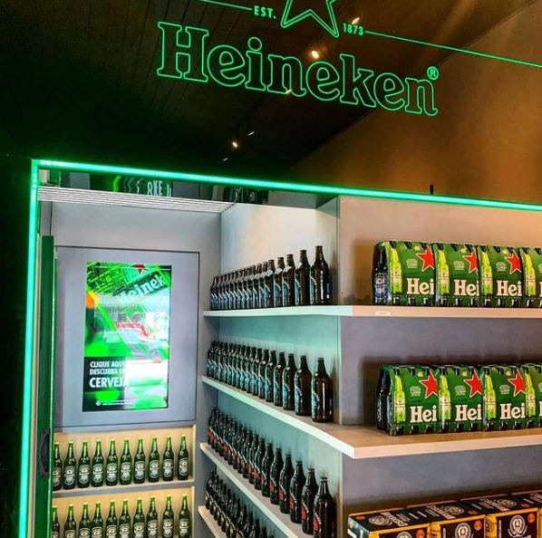 Uma exposição de garrafas de cerveja Heineken nas prateleiras