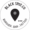 Um logotipo em preto e branco para uma hamburgueria e loja de tatuagem.