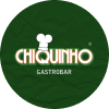 O logotipo do chiquinho gastrobar é um círculo verde com um chapéu de chef.