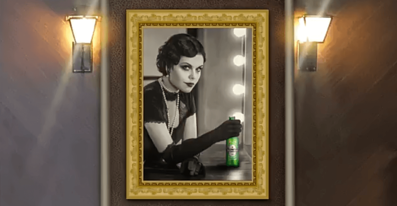 Uma foto em preto e branco de uma mulher sentada em frente a um espelho.