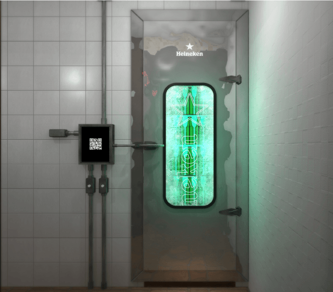 Uma sala com uma porta que diz heineken