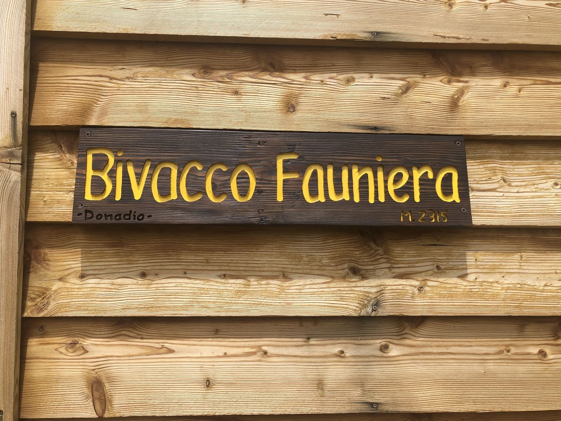 Cartello in legno con la scritta 