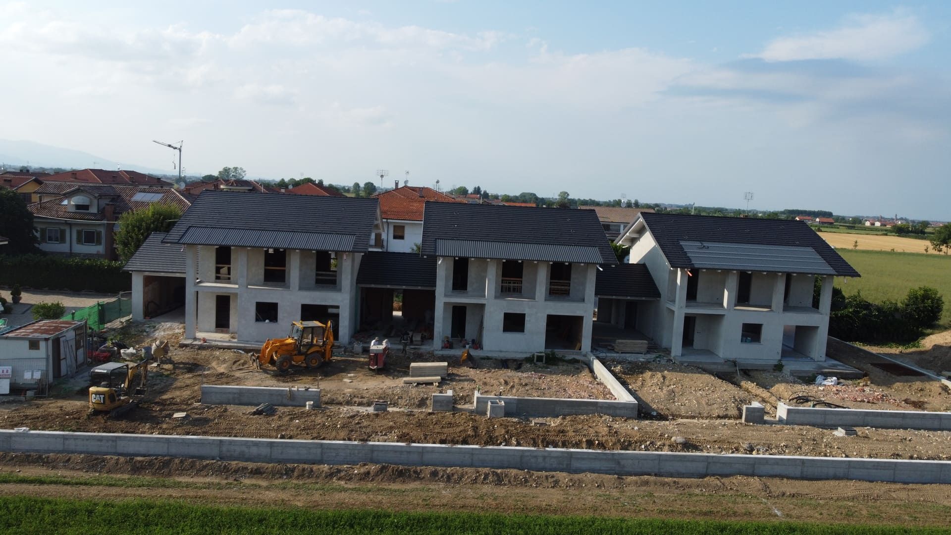 Cassandra - Roata Chiusani. Case in costruzione, parzialmente costruite, con macchinari pesanti in cantiere, all'aperto.