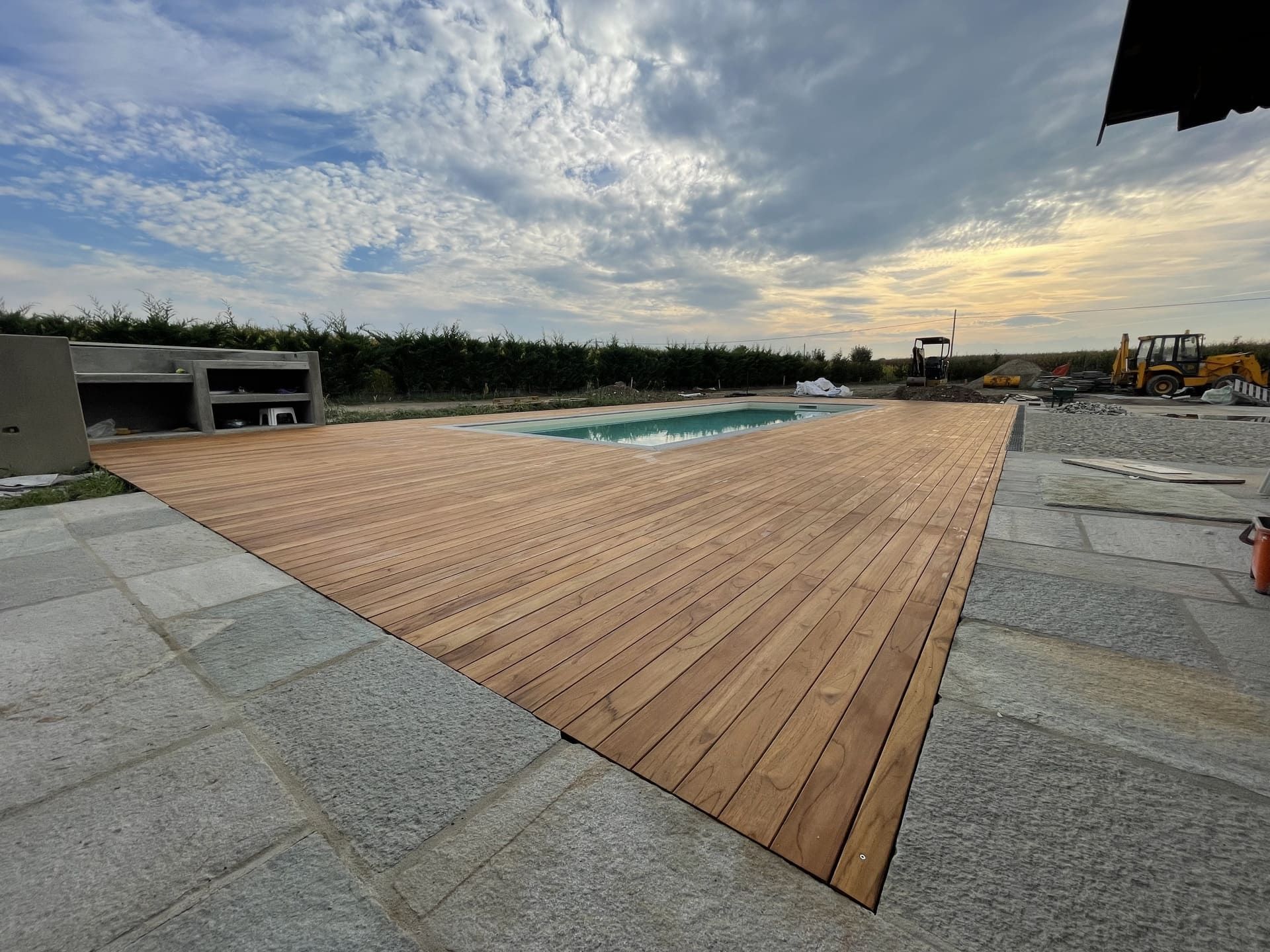 Pavimentazione in pietra e un patio in pietra circondano una piscina