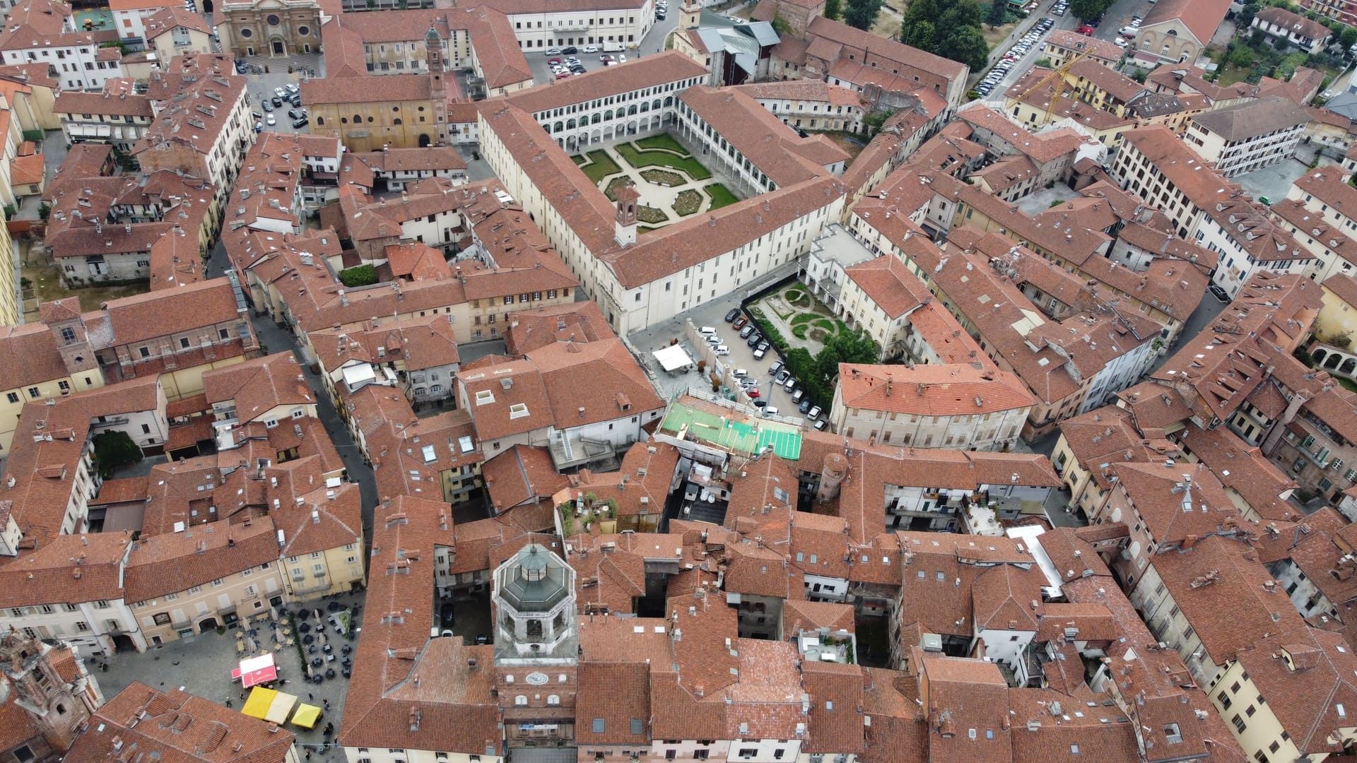 Ristrutturazione a Savigliano. Vista aerea di una città europea con tetti di tegole