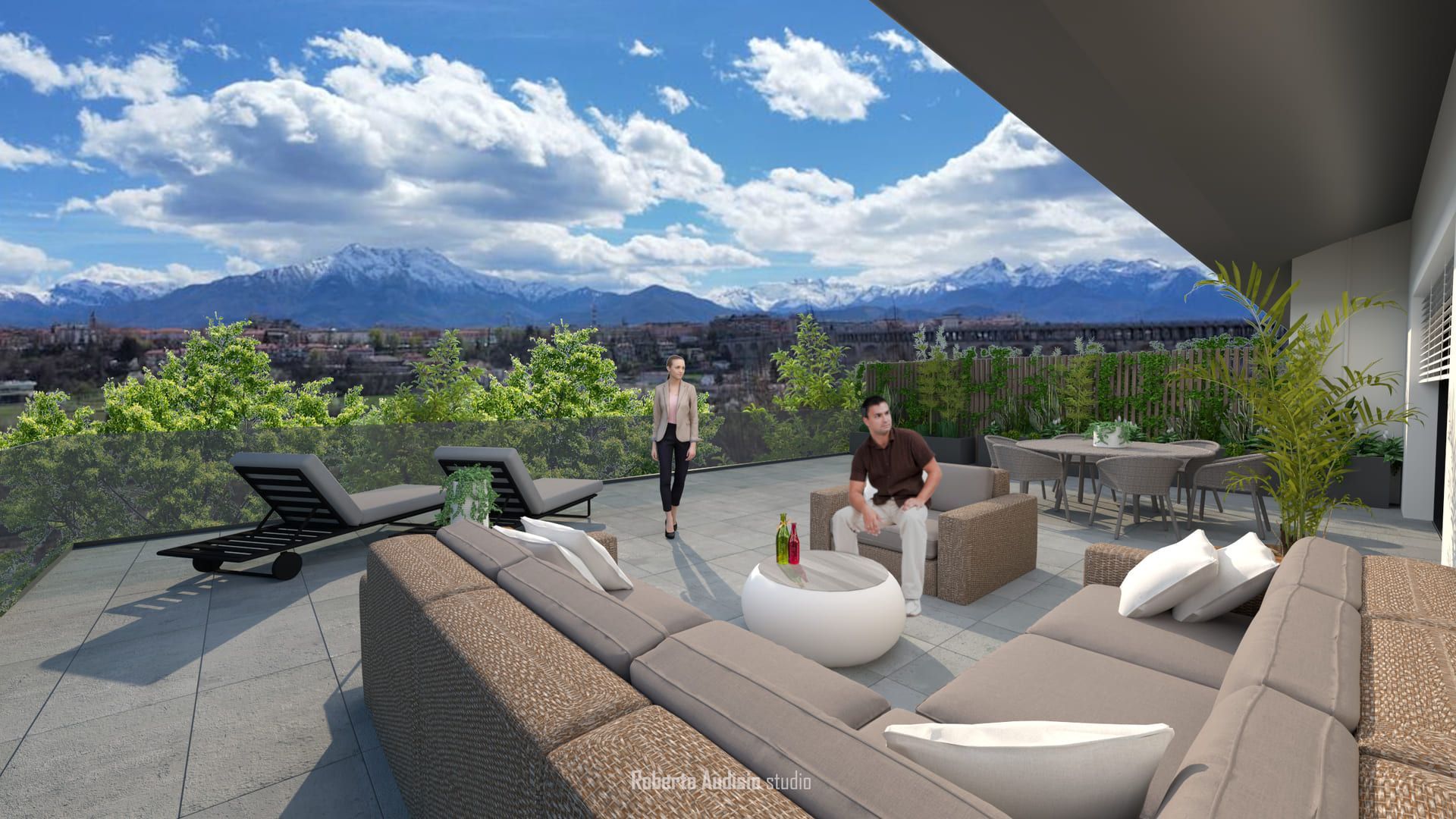 Patio con posti a sedere, due persone, vista sulle montagne. Cielo coperto, alberi, architettura moderna.