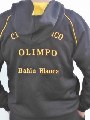 Sudadera con capucha negra y letras doradas: 