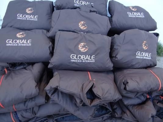 Pila de chaquetas oscuras dobladas con el logo 