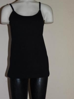 Camiseta de tirantes negra sobre maniquí; con leggings negros.