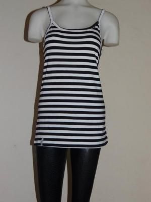 Camiseta sin mangas de rayas blancas y azul marino sobre un maniquí, combinada con leggings negros.