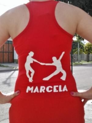 Camiseta roja con diseño en blanco de pareja de baile y el nombre 