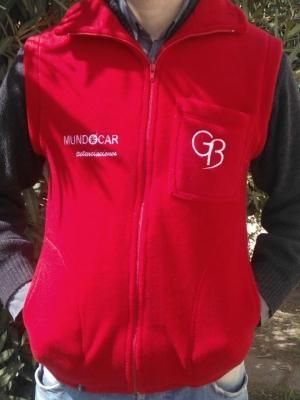 Hombre que lleva un chaleco rojo con cremallera, el logo 