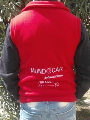 Persona que lleva un chaleco rojo con el logo 