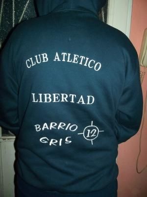 Sudadera azul marino con texto blanco: 