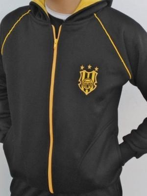 Chaqueta con capucha negra y dorada con logo en el pecho.