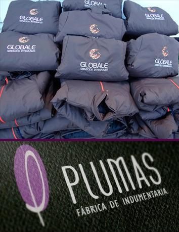 Pila de chaquetas azul oscuro con el logo 