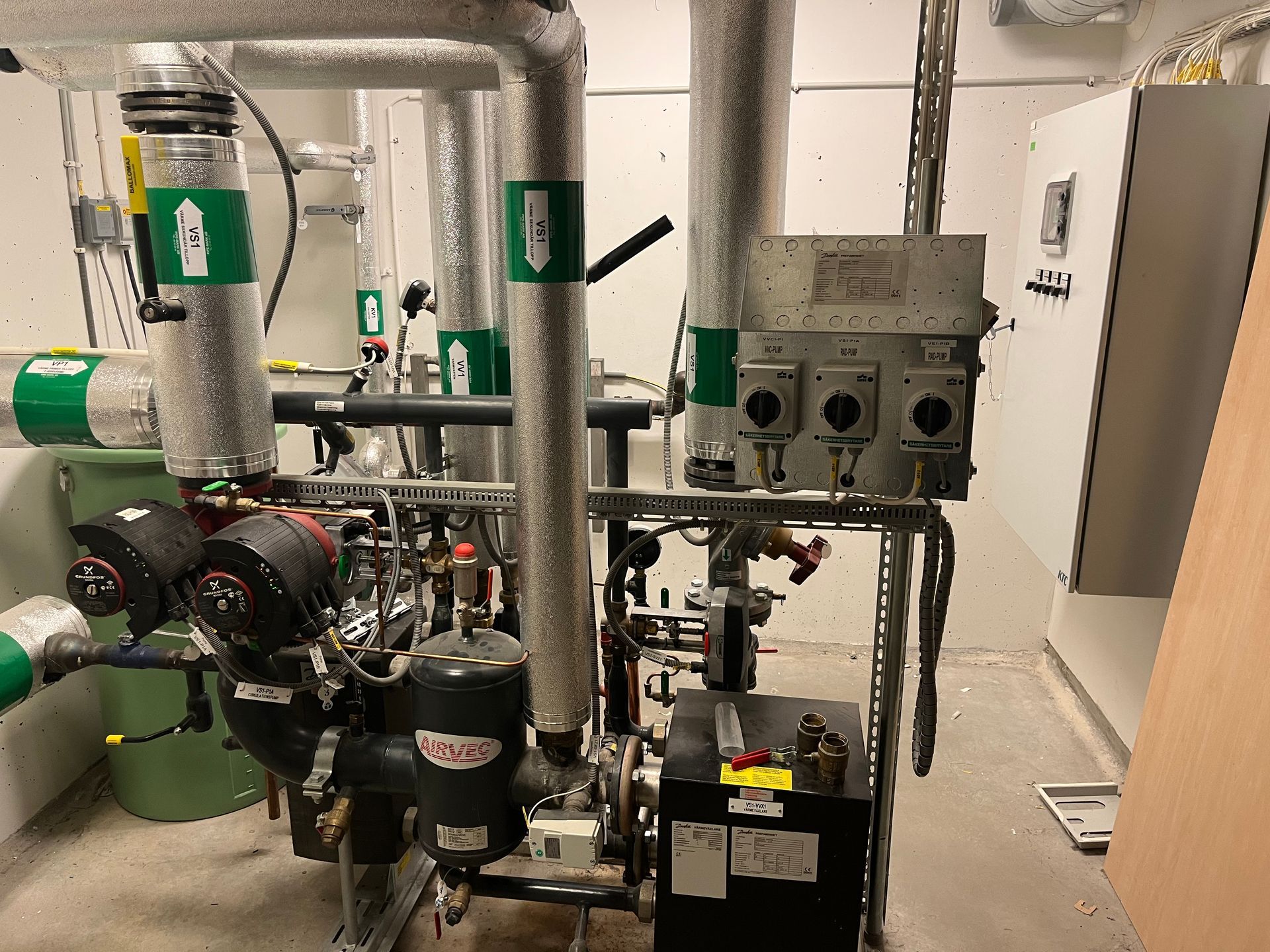 Ett rum fyllt med massor av rör och elektrisk utrustning.