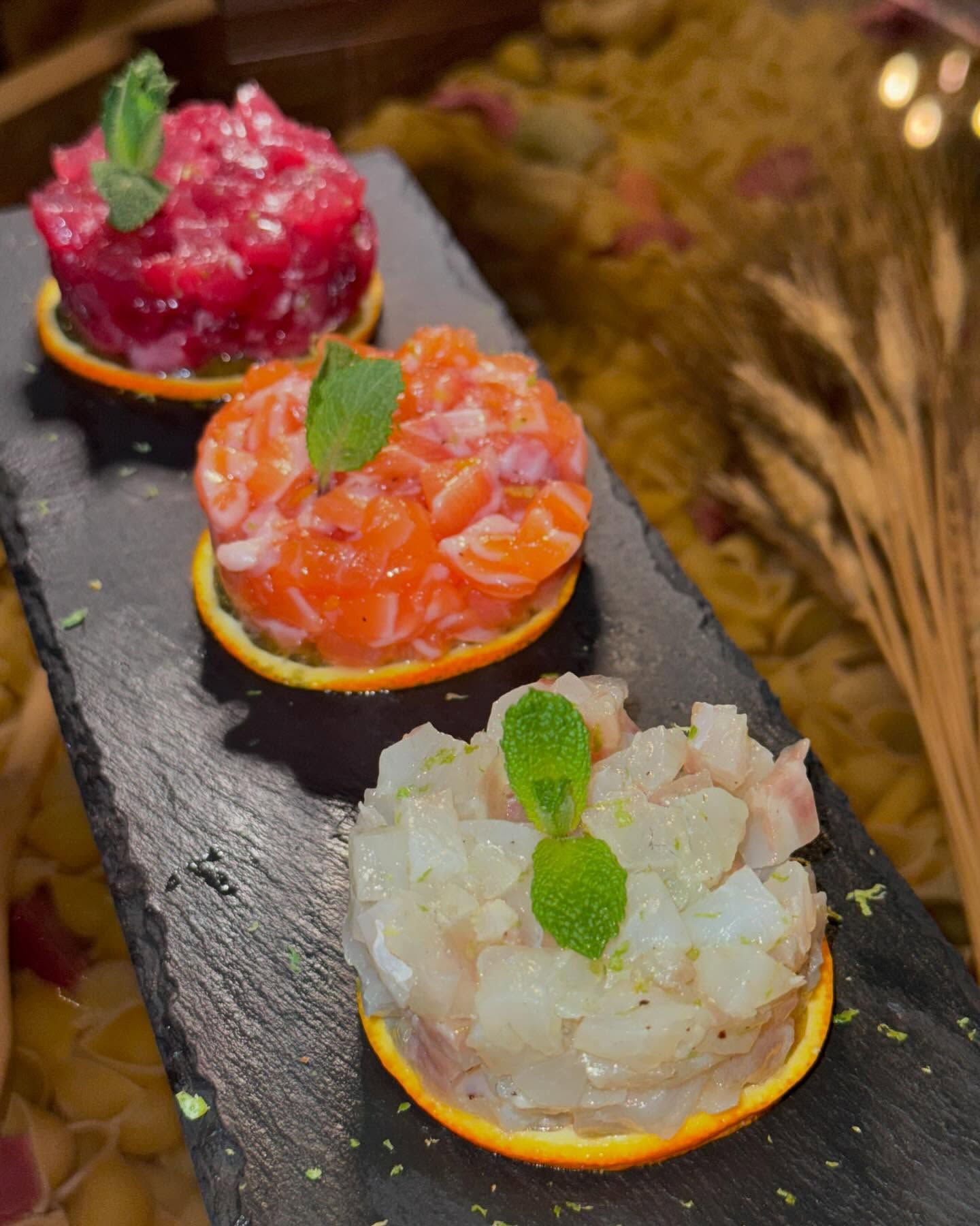 Tre diversi tipi di cibo sono su un vassoio di ardesia