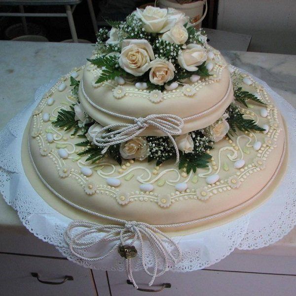 una torta a due piani con delle rose