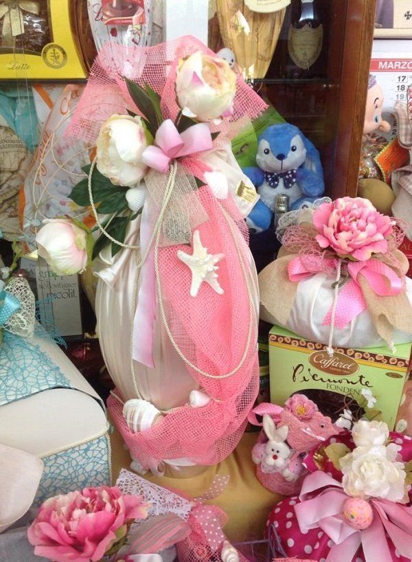 un uovo di Pasqua con pelo rosa e delle conchiglie