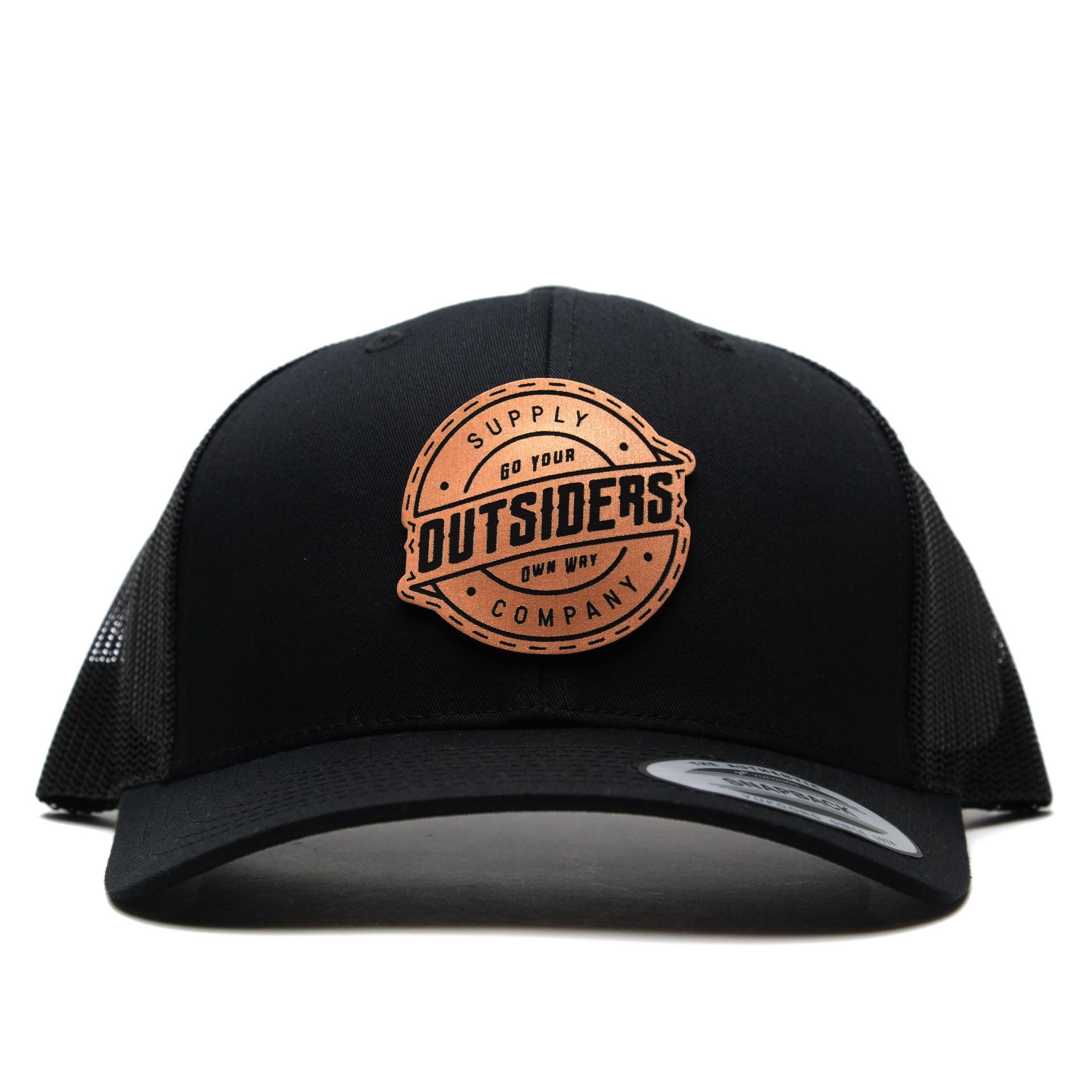 A black hat with the words outsiders company on it