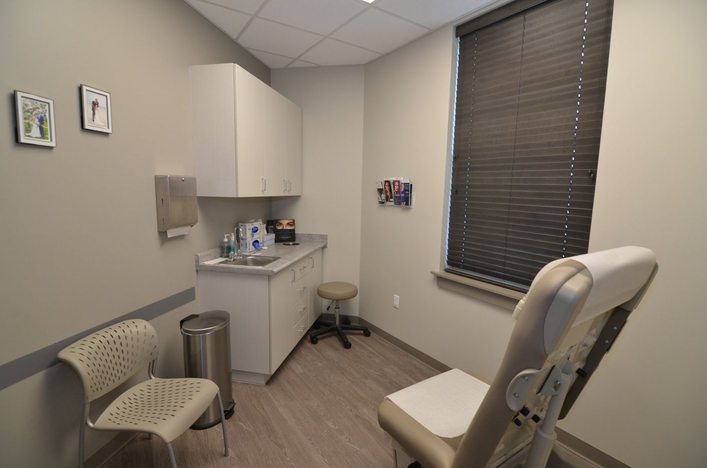 A doctor 's office with a chair and a sink