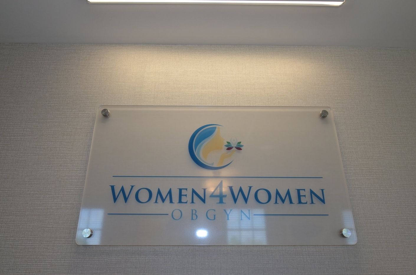 A sign that says women 4 women on it