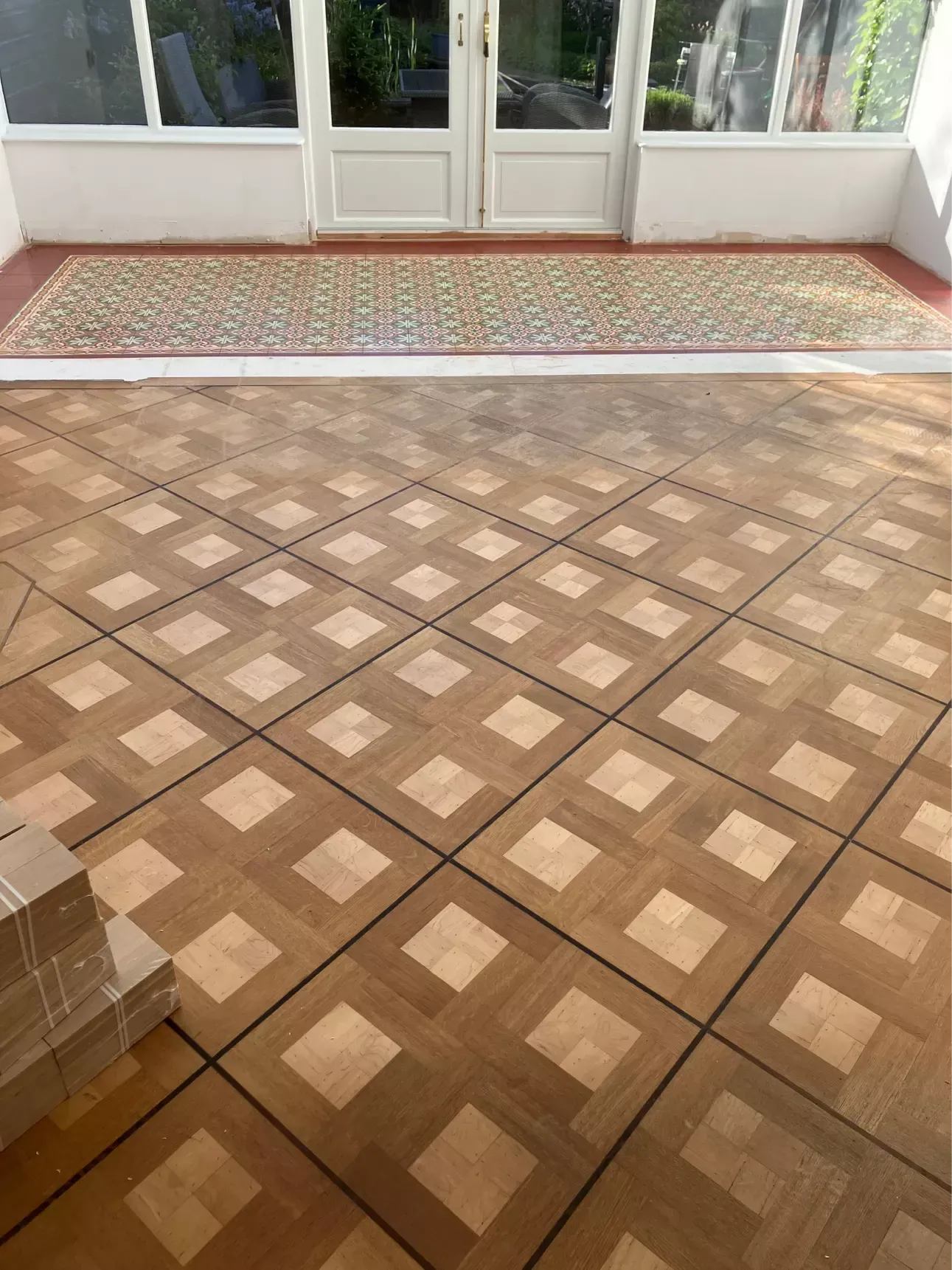 Detail van het originele diagonale blokpatroon met maple, eiken en wengé biezen