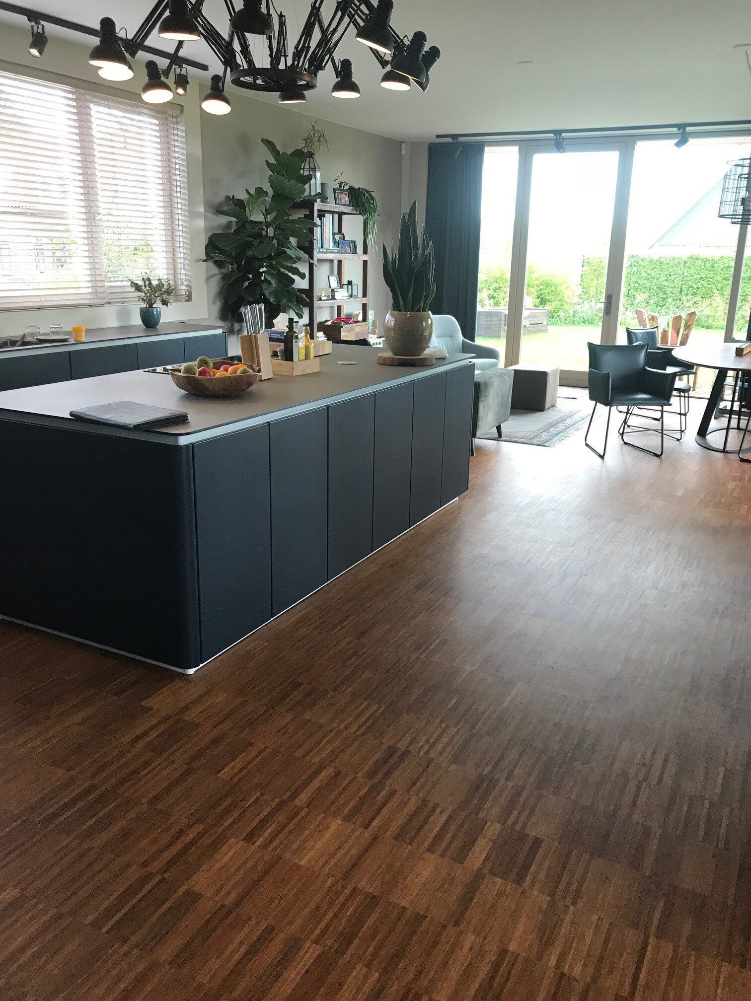Bamboe parketvloer in open keuken met kookeiland en eettafel