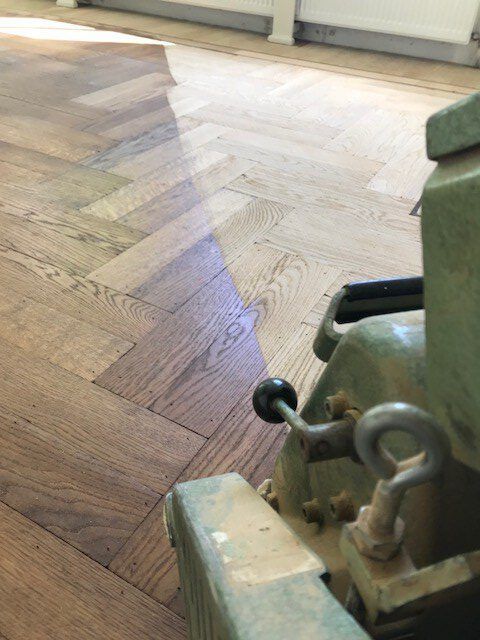 Renovatie van diagonale dubbele visgraatvloer met wengé biezen