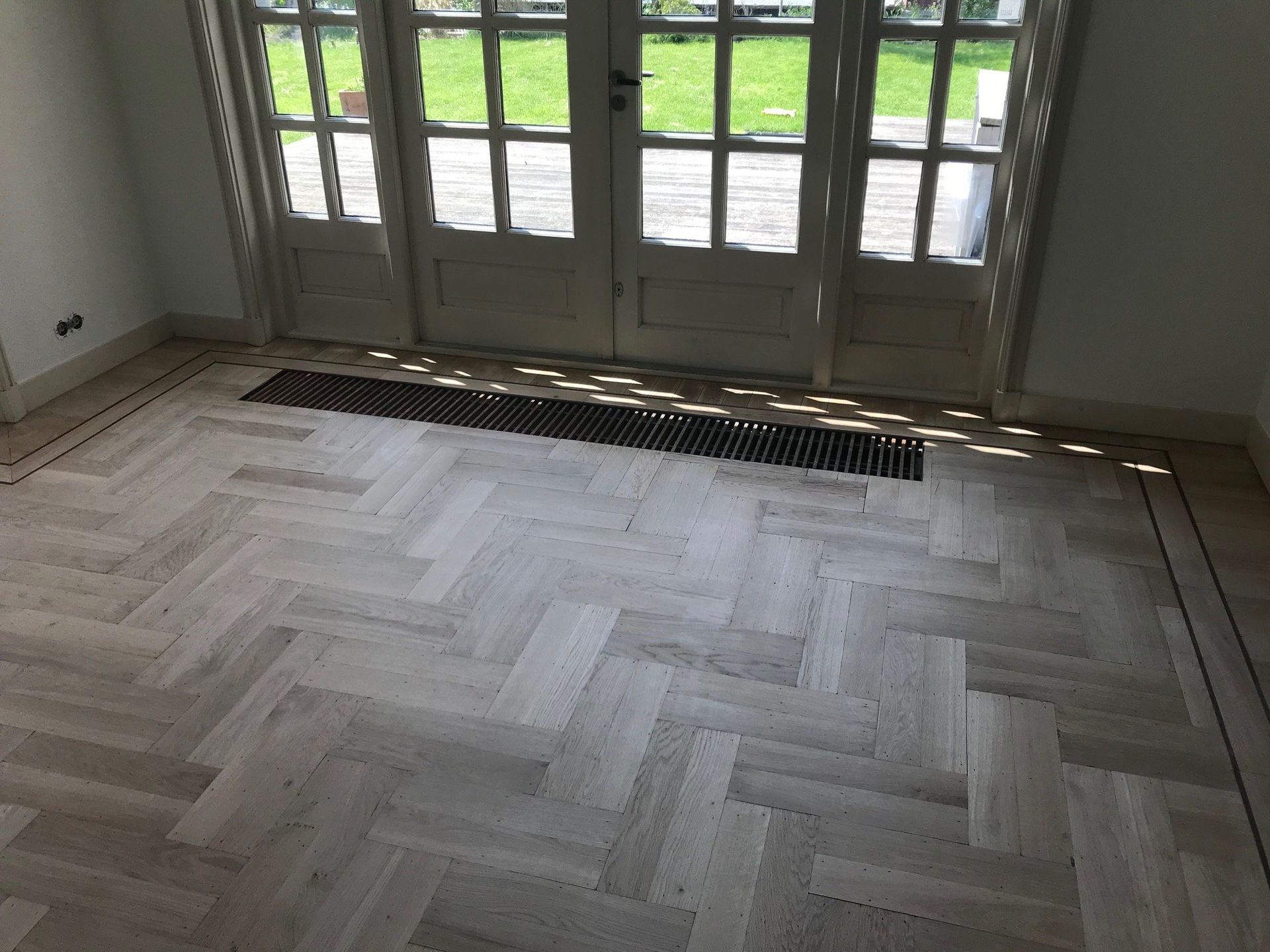 Renovatie van diagonale dubbele visgraatvloer met wengé biezen