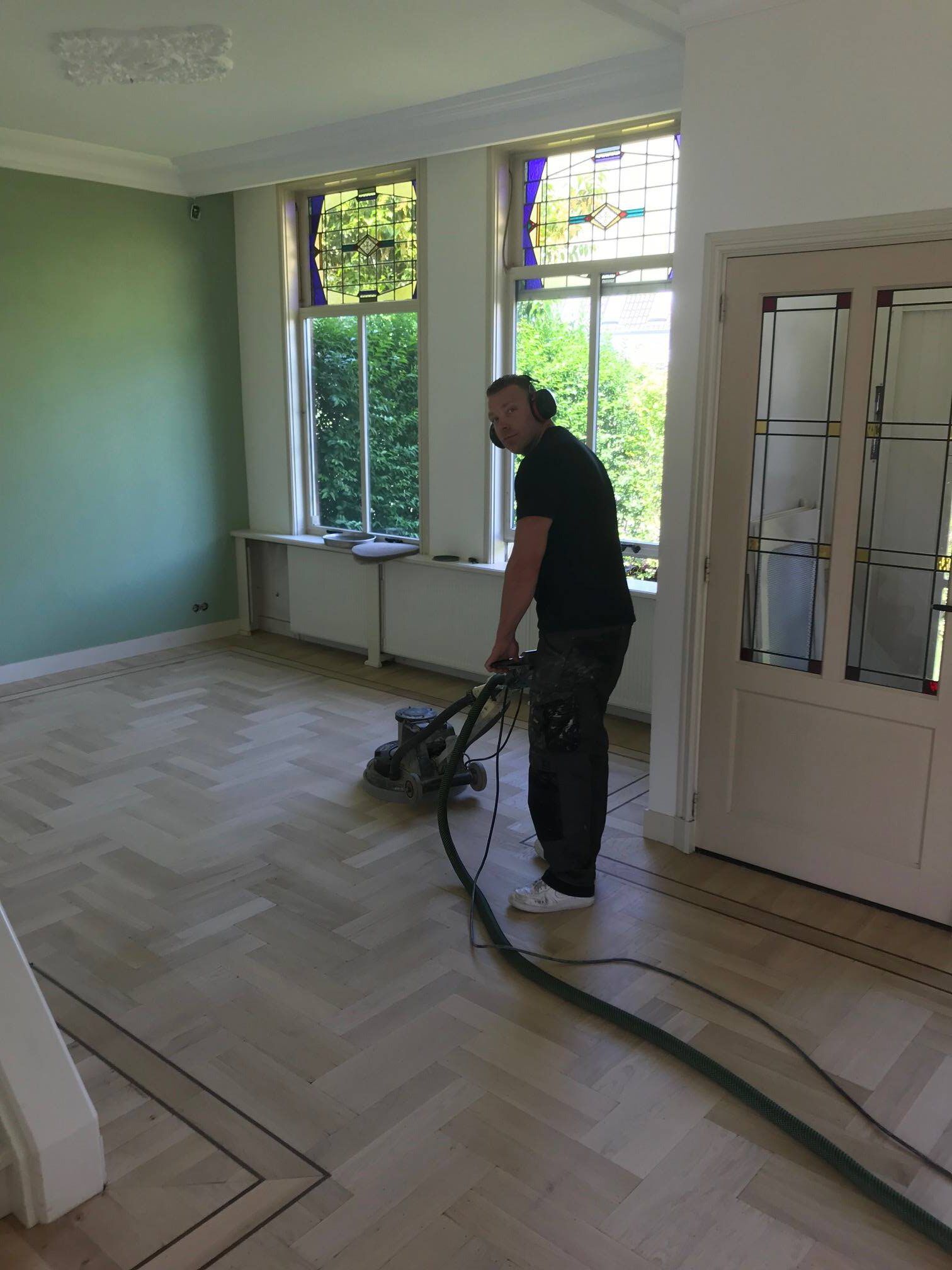 Renovatie van diagonale dubbele visgraatvloer met wengé biezen