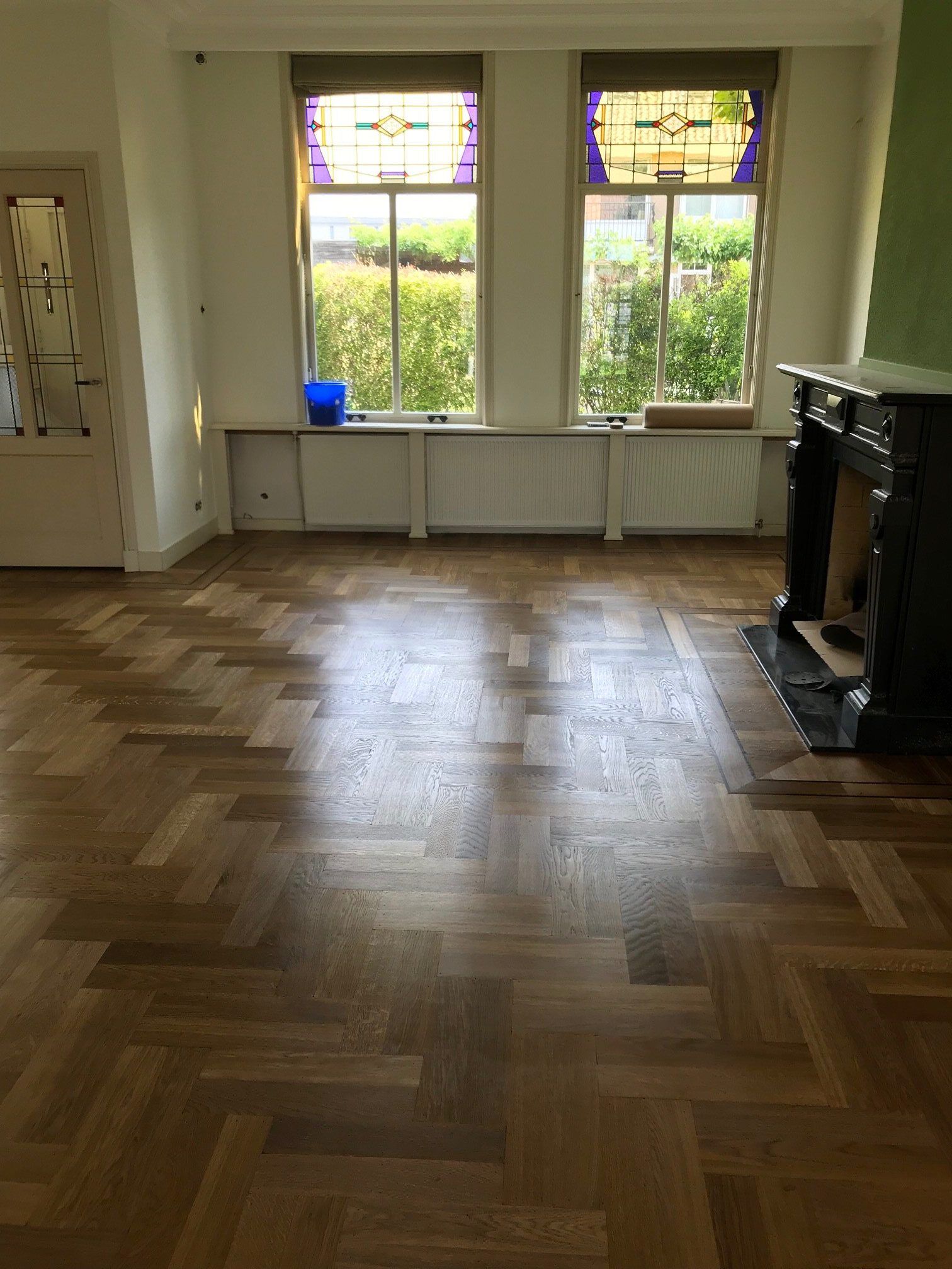 Renovatie van diagonale dubbele visgraatvloer met wengé biezen