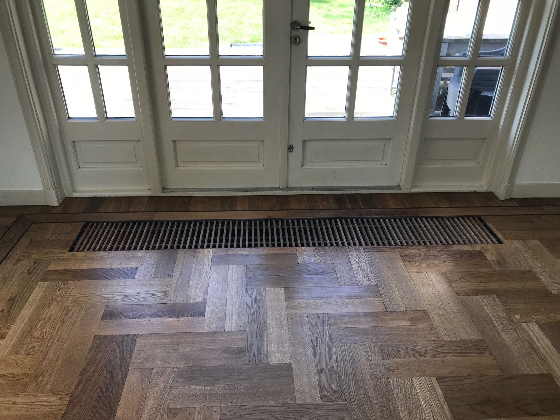 Renovatie van diagonale dubbele visgraatvloer met wengé biezen