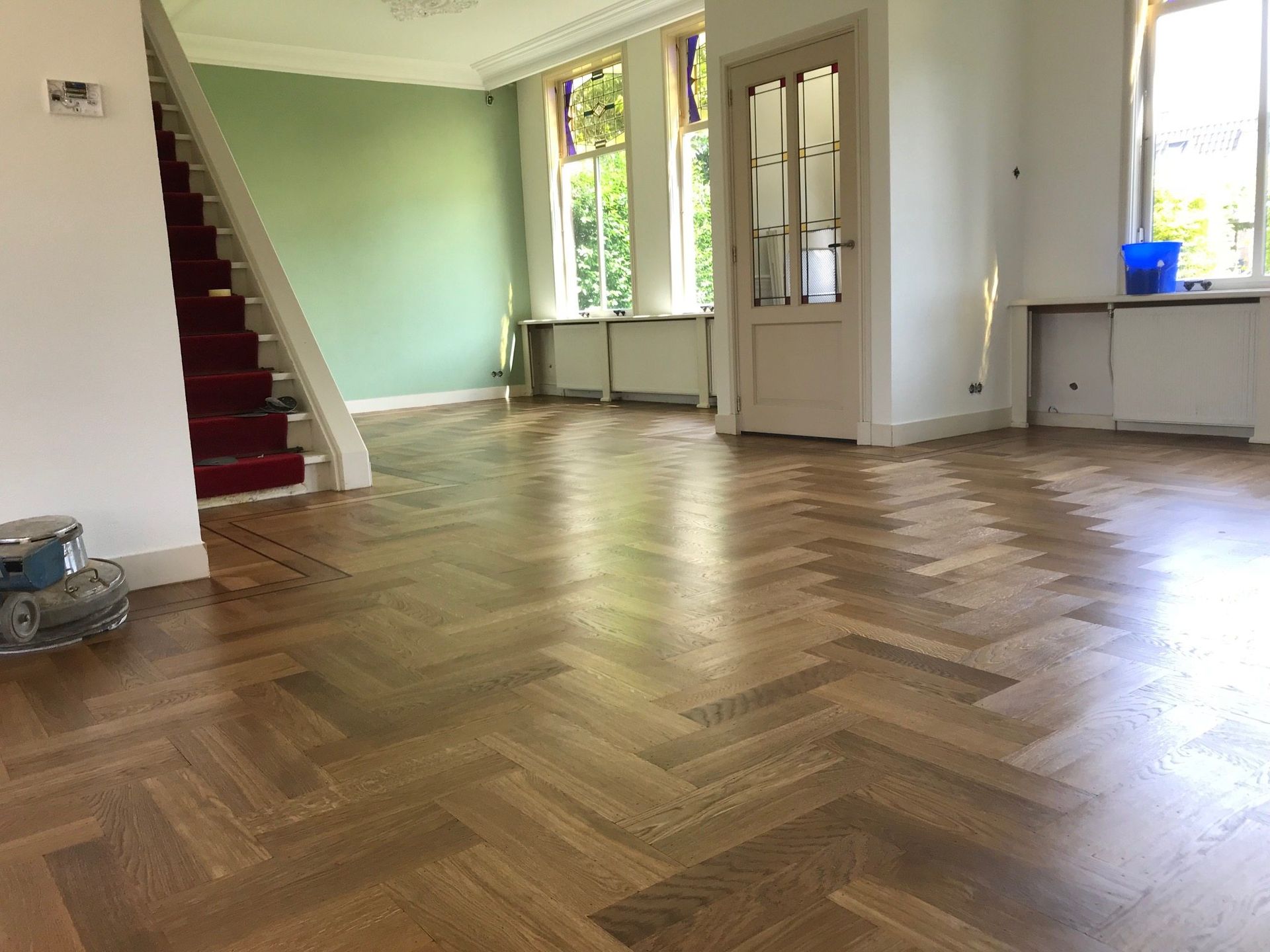 Diagonale visgraatvloer met wengé biezen in ruime jaren 30 woonkamer
