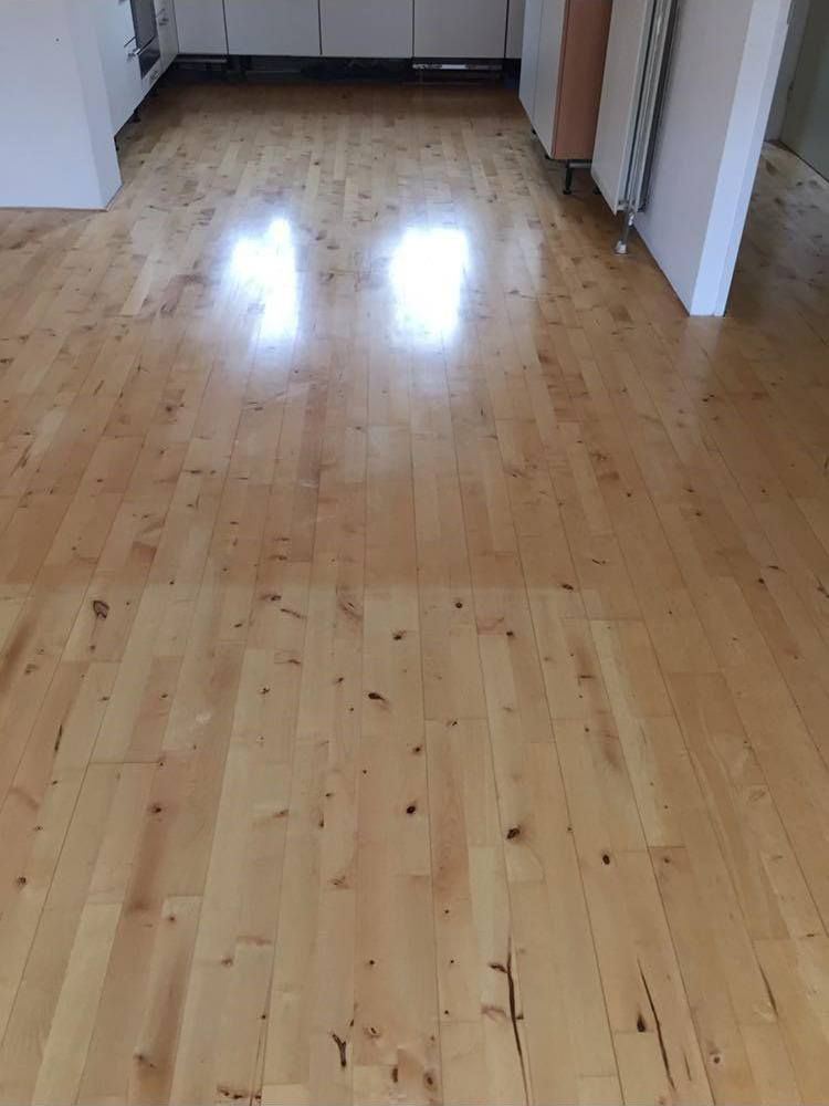 Glanzende en vergeelde parketvloer vóór renovatie