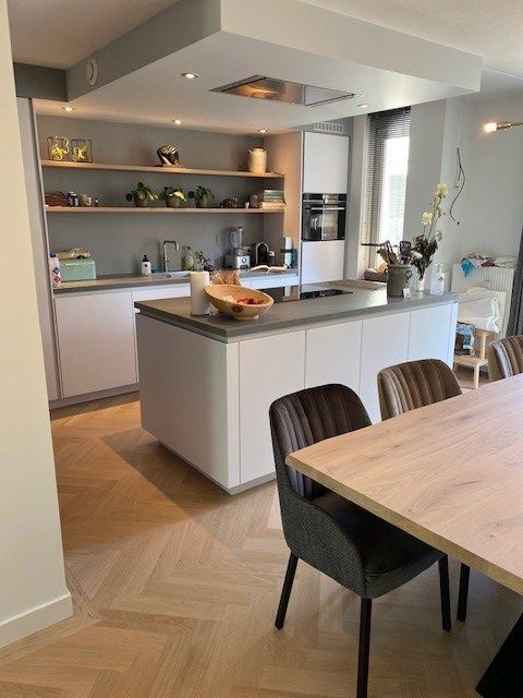 Lichte parketvloer in woonkamer en keuken met kookeiland